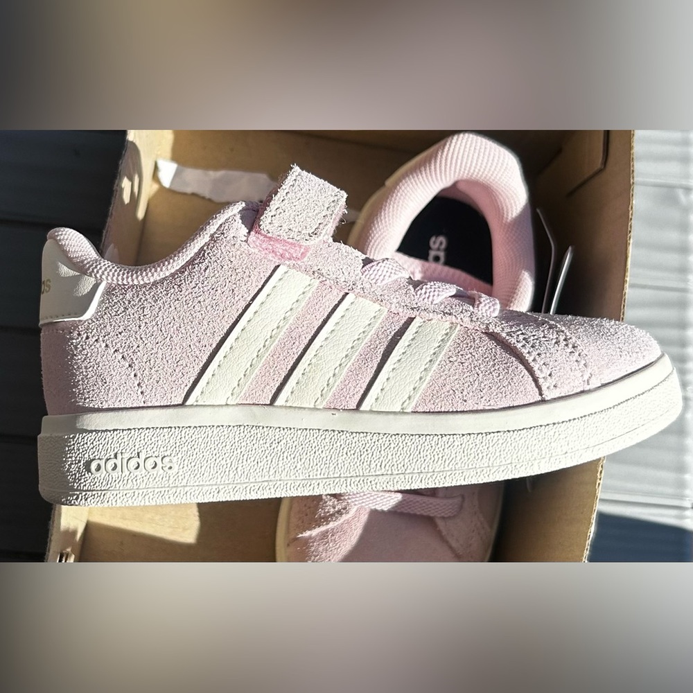 NWT ADIDAS Toddlers/Small kids Light Pink Sneakers Size 7 K
